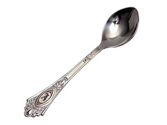 Серебряная кофейная ложка с вензелем и объемным декором на ручке «Рельефный рисунок»